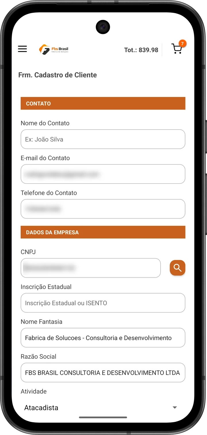 Cadastro de cliente no app com a busca pelo CNPJ e os dados da empresa preenchidos, como nome fantasia e razão social; CNPJ, e-mail e telefone borrados